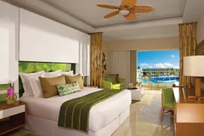 Preferred Club Junior Suite - Pool View - King